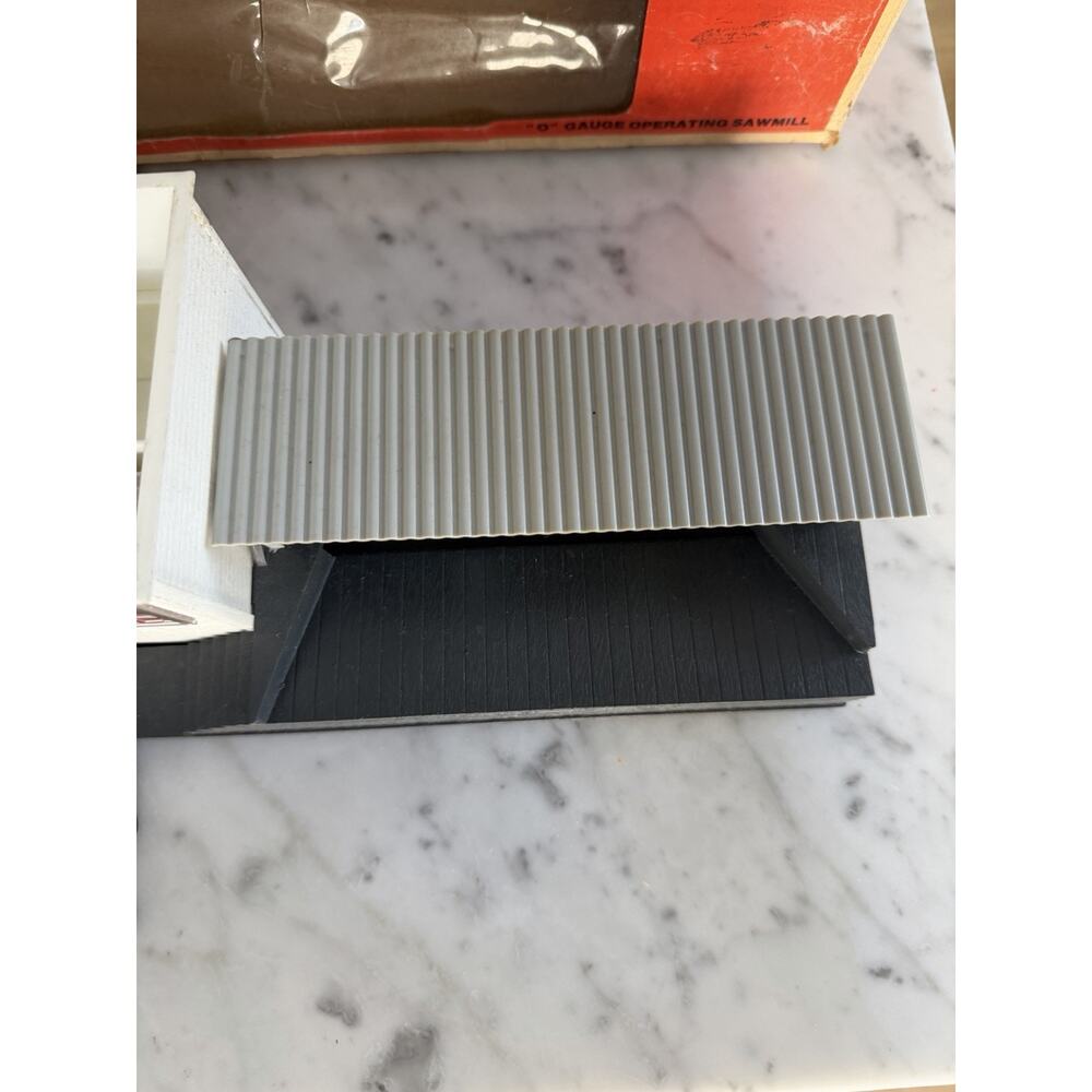 Lionel 6-2301 Operating Sawmill O-Gauge Accessory w/ Original Box, Logs & Boards - Picture 5 of 9